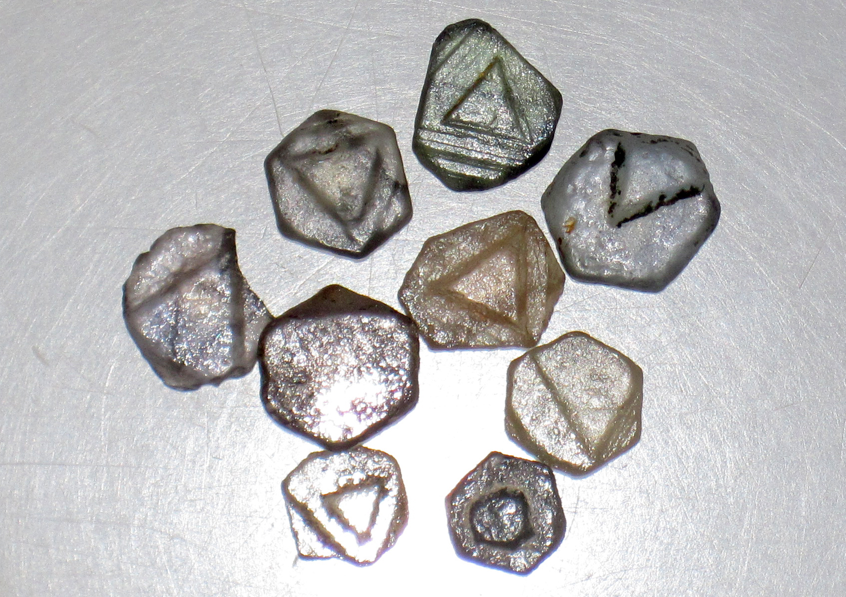 Zestaw surowych szafirów na ekspozycji Spokane Sapphire Mine w Montanie